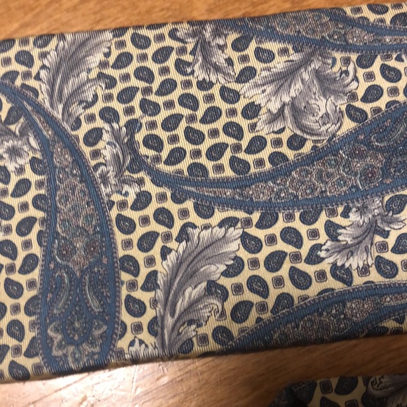 Van Heusen silk tie in almost new condition. - Picture 2 of 4